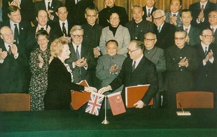 描述: Description: http://upload.wikimedia.org/wikipedia/commons/a/a2/Zhao_ziyang_with_Baroness_Thatcher.jpg